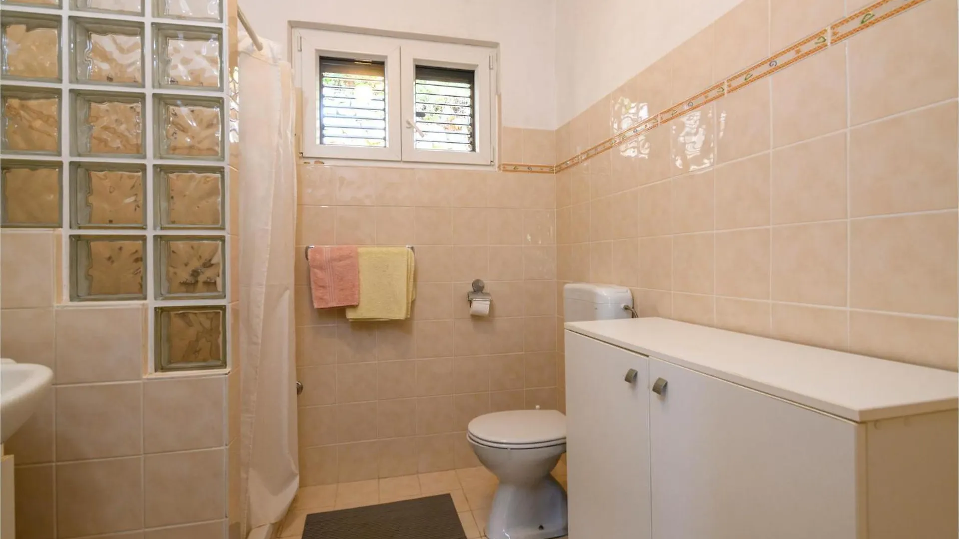 Lovely Home In Krnicki Poratkrnica With Kitchen Peruski