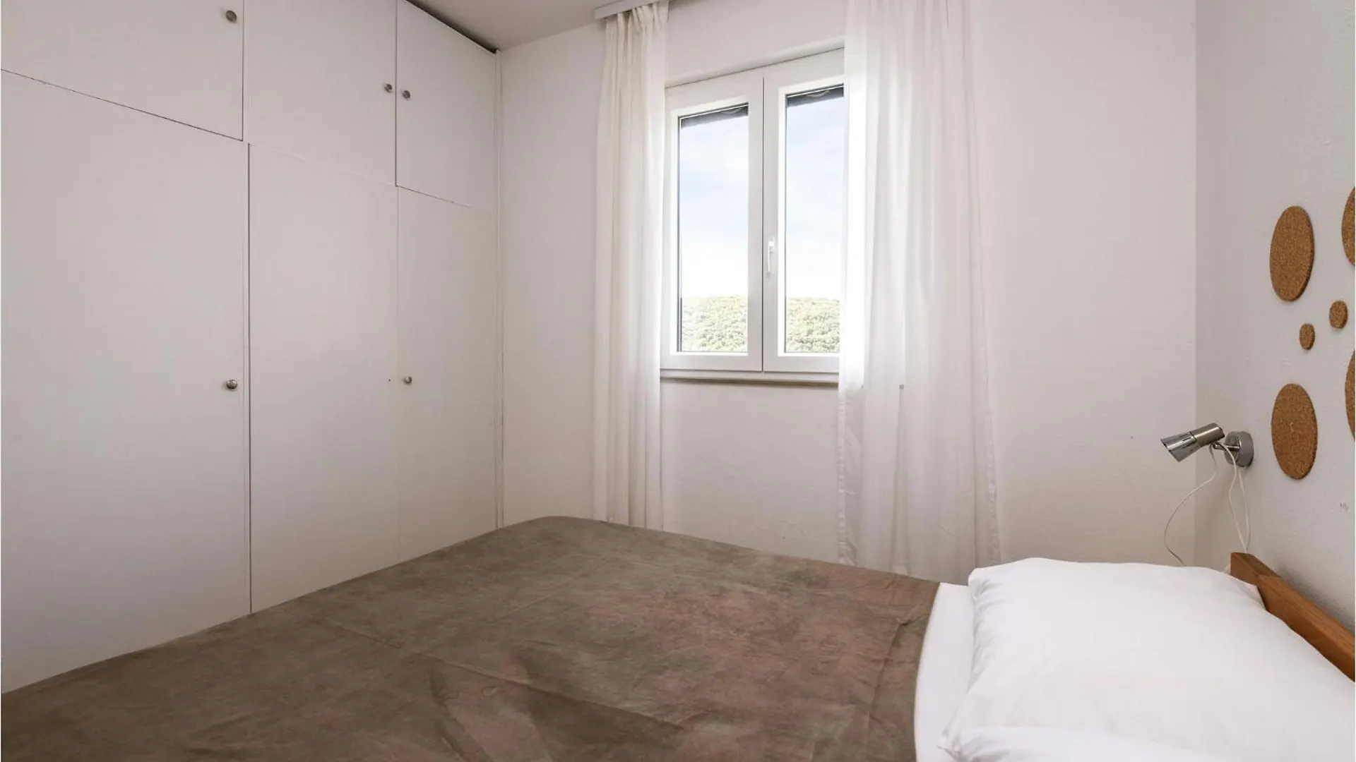 Lovely Home In Krnicki Poratkrnica With Kitchen Peruski